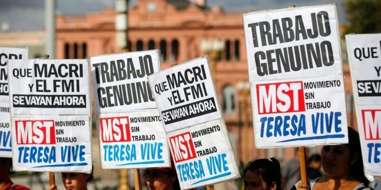 Le proteste contro Macri (Lapresse)