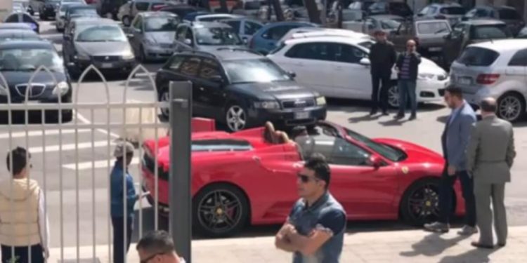 Prima comunione in Ferrari, foto Youtube