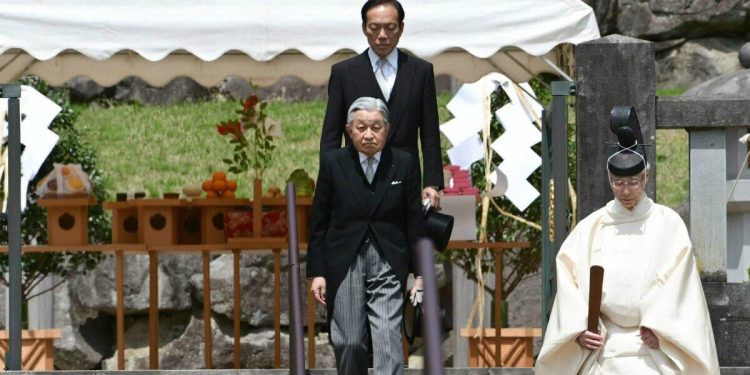 Japan's Emperor Akihito (front C) visits the mausoleum of his late father, Emperor Hirohito, during a ceremony ahead of his abdication, at the Musashino Imperial Graveyard in Hachioji, western Tokyo on April 23, 2019. - Akihito will step aside and make way for his son Crown Prince Naruhito on April 30. (Photo by Kazuhiro NOGI / AFP)