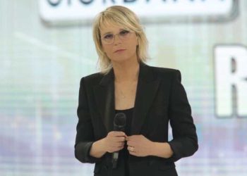 Maria De Filippi conduce la sesta puntata di Amici 18