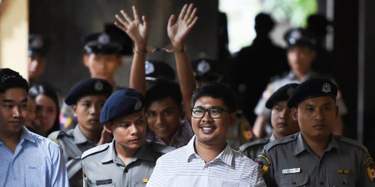 I due giornalisti dell'agenzia di stampa Reuters, Wa Lone e Kyaw Soe Oo, condannati in Birmania e rilasciati (foto Lapresse)