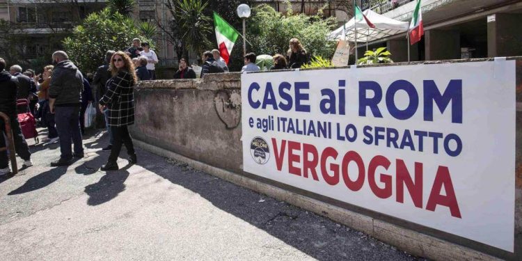 Roma, proteste contro i rom a Casal Bruciato