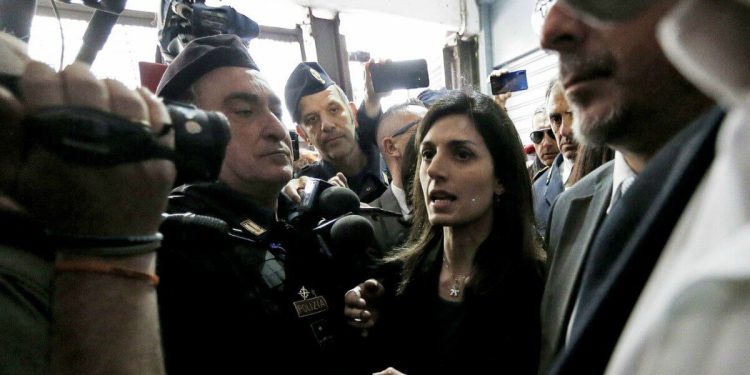 Virginia Raggi parla a Casalbruciato protetta da un cordone di Polizia (LaPresse)