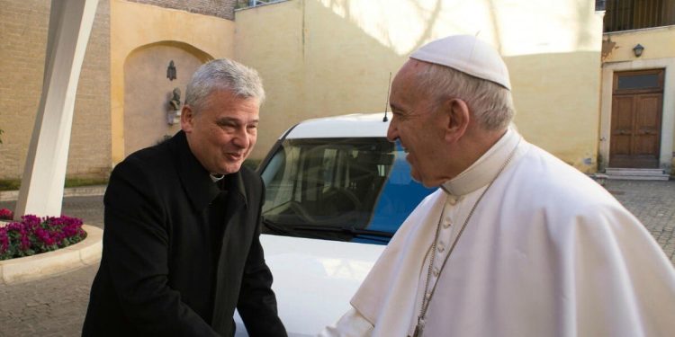 Il card. Krajewski, elemosiniere apostolico, con Papa Francesco (LaPresse)