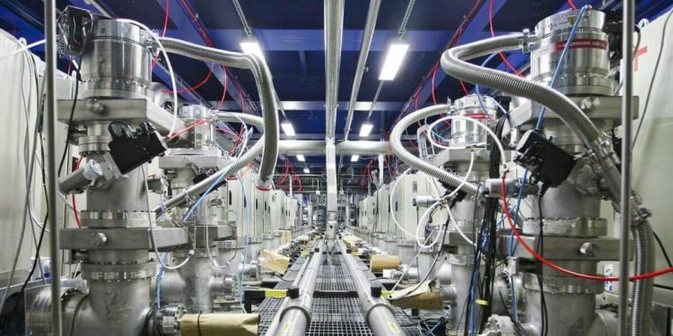 All'interno del Laboratorio nazionale di fisica nucleare (LaPresse)