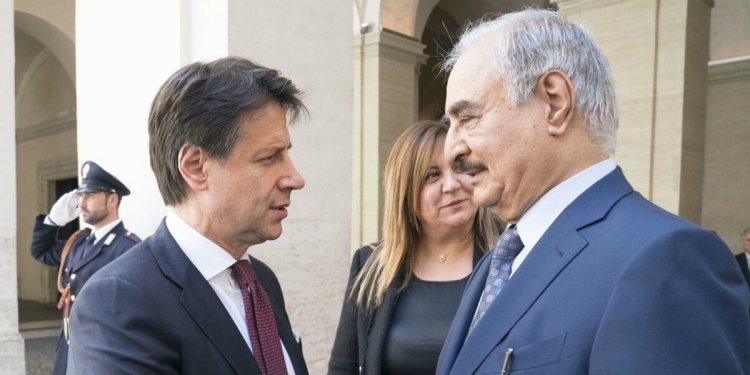 Giuseppe Conte con Khalifa Haftar (LaPresse)