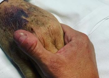 Max Biaggi mano nella mano col padre morto (foto Instagram)