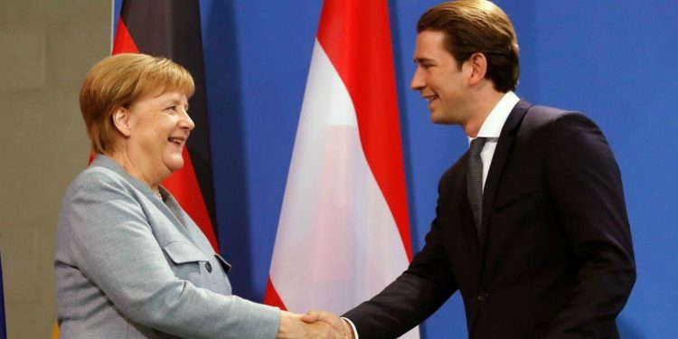 La cancelliera tedesca Angela Merkel con il cancelliere austriaco Sebastian Kurz (LaPresse)