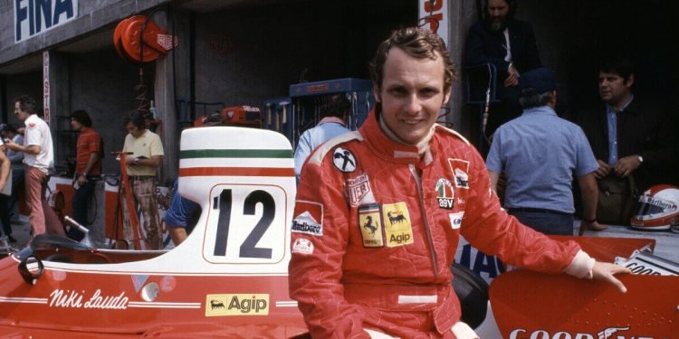 Niki Lauda con la Ferrari nel 1975, anno del primo titolo Mondiale (Foto LaPresse)