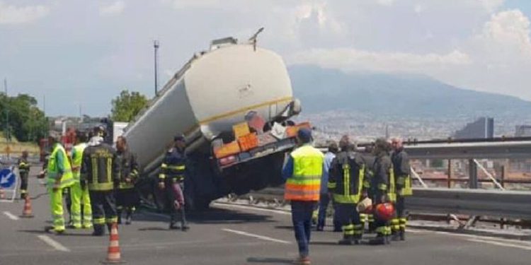 Autocisterna si ribalta a Napoli