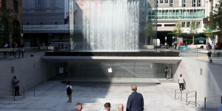 Fontana Apple Store, Milano (LaPresse)