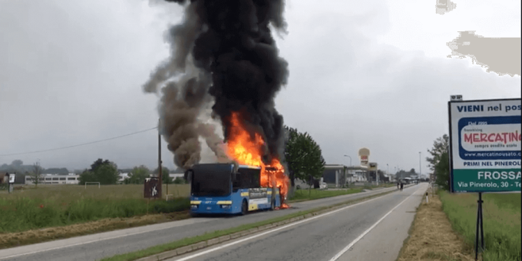 Incendio su autobus a Pinerolo