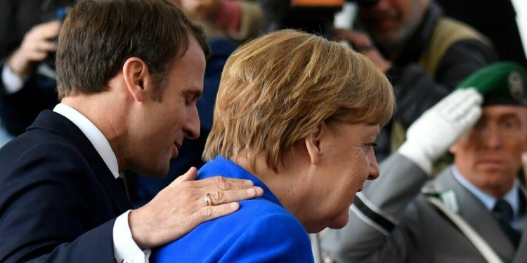 Il presidente francese Emmanuel Macron con la cancelliera tedesca Angela Merkel (LaPresse)