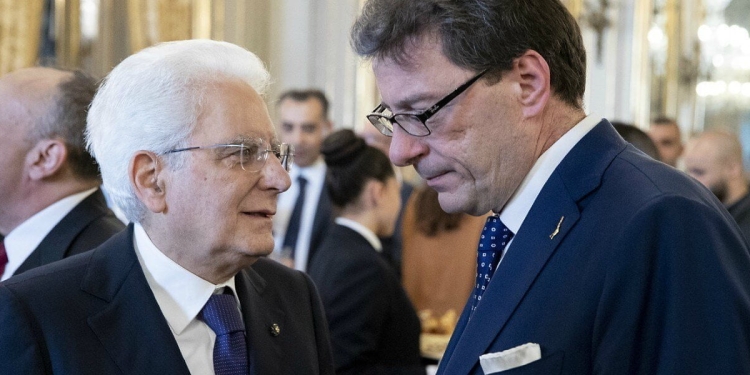 Sergio Mattarella con il sottosegretario alla presidenza del Consiglio Giancarlo Giorgetti (Lega) (LaPresse)