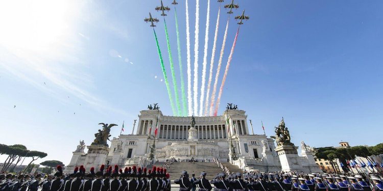 2 giugno, Frecce Tricolori all'Altare della Patria a Roma (LaPresse)