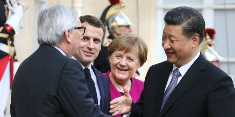 "Amici": J.-C. Juncker, E. Macron, A. Merkel, X. Jinping (LaPresse)