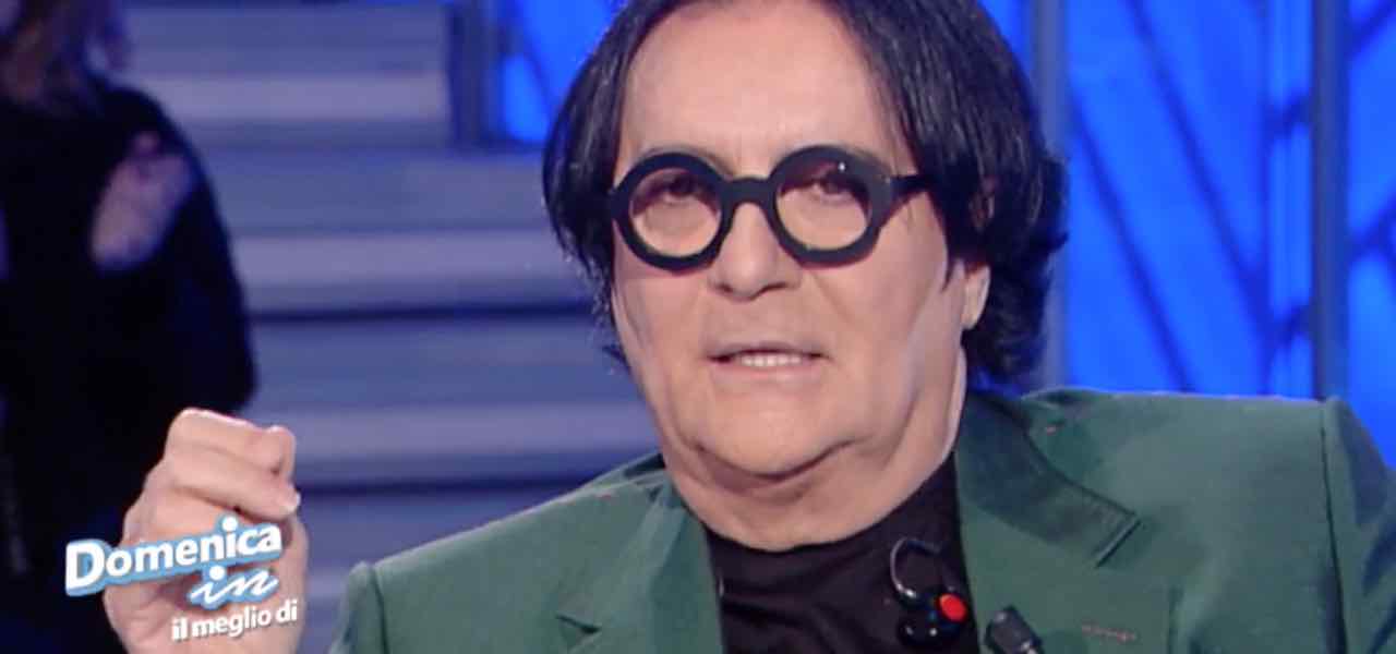 Renato Zero: moglie, carriera, controversie e look stravaganti: chi è il  celebre cantante oggi a Domenica