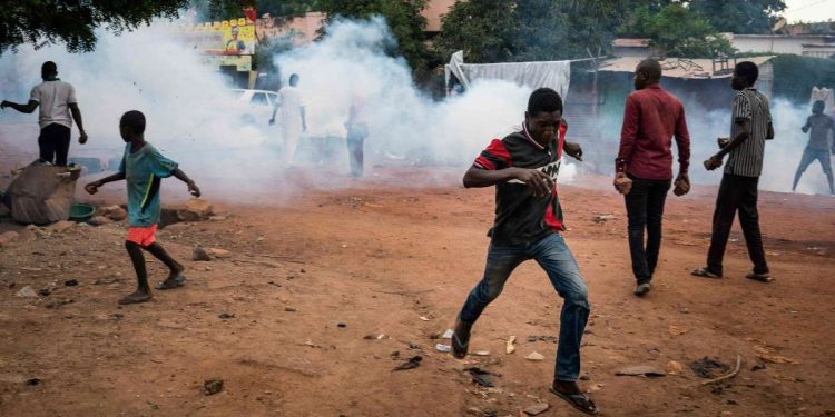 Protesters runs from tear gas during clashes with police at a banned opposition demonstration to protest presidential election results on September 21, 2018, in Bamako. - Police dispersed a banned opposition demonstration with tear gas on September 21 in Bamako, on the eve of Mali's 58th anniversary of independence celebrations and the public inauguration ceremony of the newly re-elected president, which many African leaders are expected to attend. Supporters of the Malian opposition leader, who rejects the August 12 presidential runnoff results, planned to converge in the city centre, spend the night there, and protest on the sidelines of the ceremonies planned for September 22. (Photo by Michele CATTANI / AFP)