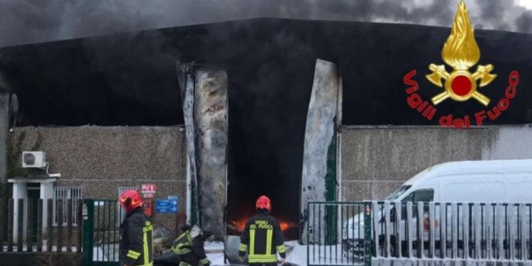 Incendio nel deposito di rifiuti speciali a Settimo Milanese (foto da Twitter)