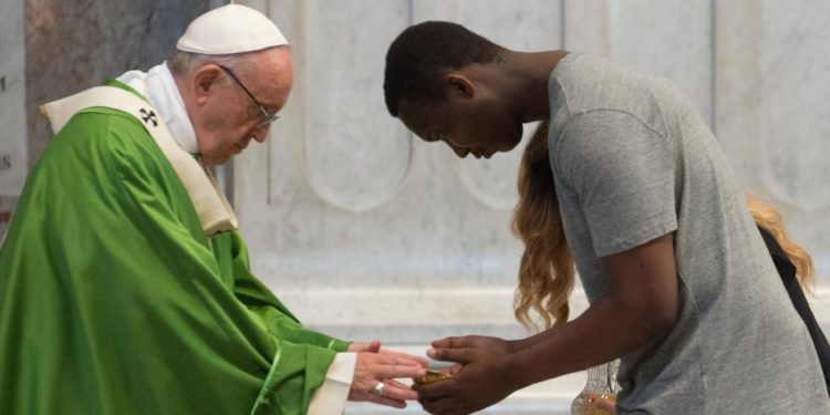 Papa Francesco, la messa per i migranti