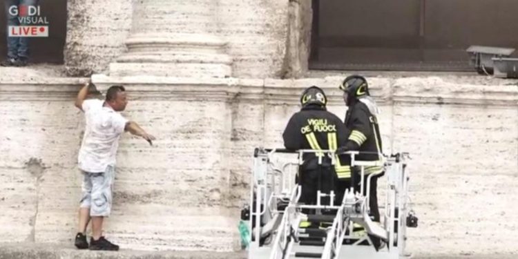 Minaccia di buttarsi dal Colosseo