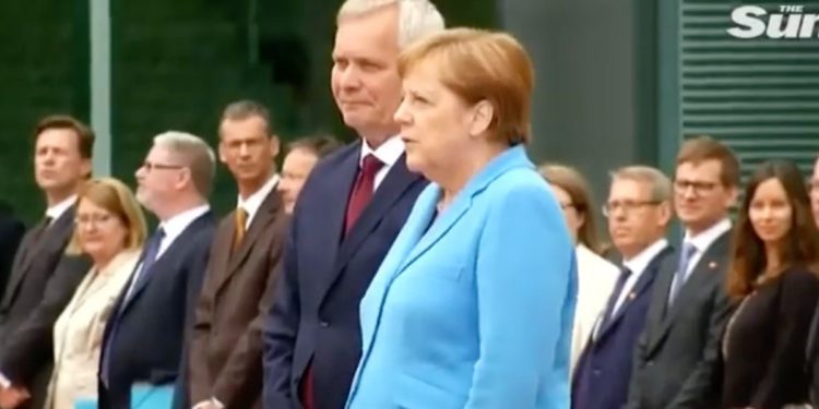 Angela Merkel trema ancor