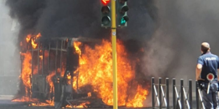 Incendio autobus Atac, foto Twitter