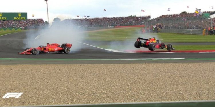 Vettel tampona Verstappen