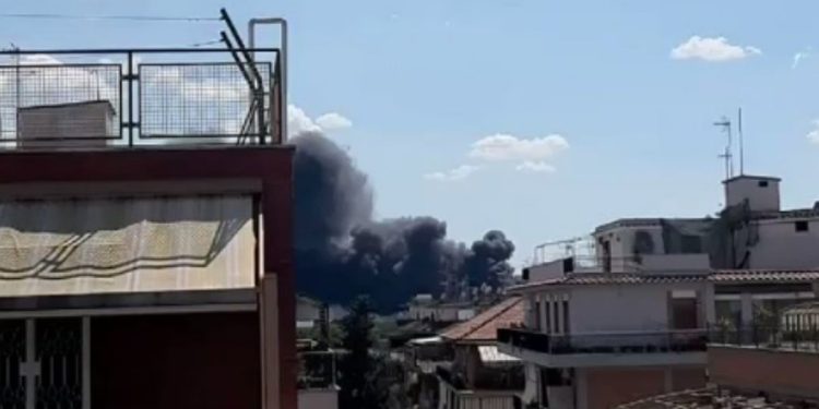 Incendio a Roma in deposito auto, foto da Twitter