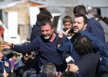 Salvini in un campo rom