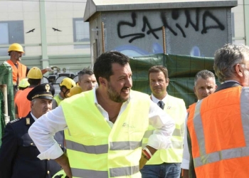 Matteo Salvini sul luogo delle centraline bruciate, a Firenze Rovezzano (LaPresse)