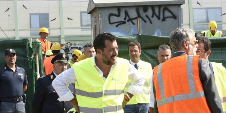 Matteo Salvini sul luogo delle centraline bruciate, a Firenze Rovezzano (LaPresse)