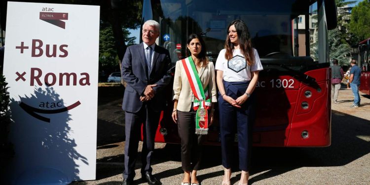 Raggi presenta bus Atac