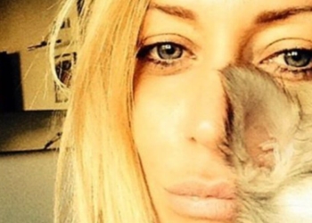 Karina Cascella con la sua cagnolina morta di nome Carolina (foto Instagram)