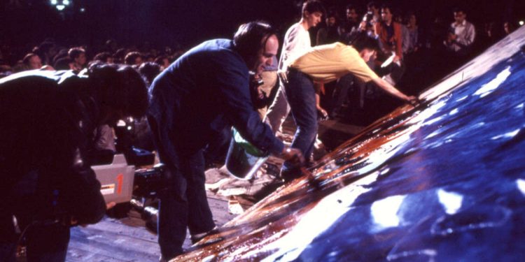 Mario Schifano all'opera in piazza dell'Annunziata a Firenze nel 1985 (Foto di Marcello Gianvenuti)