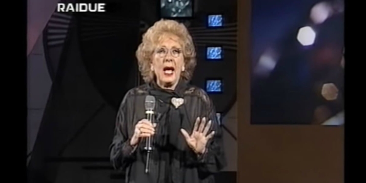 Lauretta Masiero in "Qui ci vuole un uomo" (Rai)