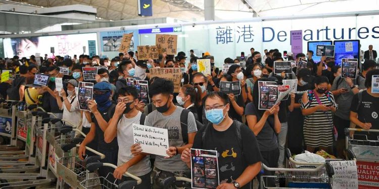 Proteste in aeroporto Hong Kong