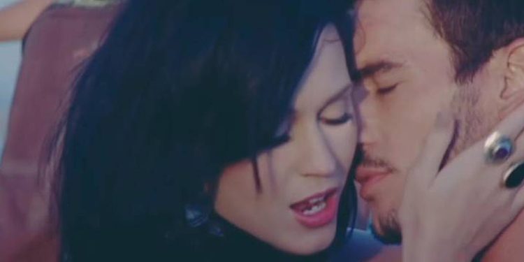 Katy Perry e Josh Kloss nel video di "Teenage Dream"