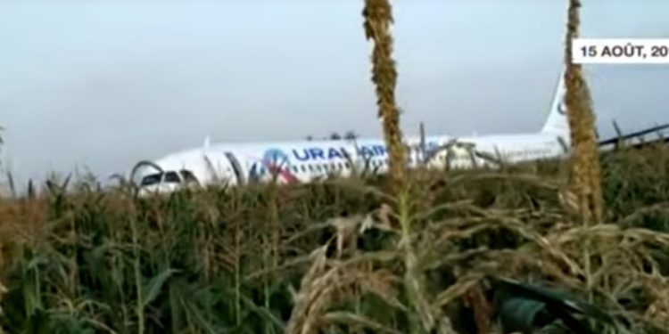 L'aereo russo costretto all'atterraggio d'emergenza (foto Youtube)