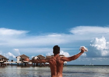 Ivan Gonzalez nudo in spiaggia (Foto: Instagram)