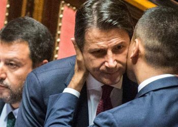 Luigi Di Maio abbraccia Giuseppe Conte; dietro, Matteo Salvini (LaPresse)