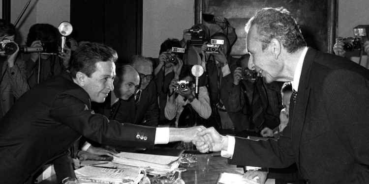 Stretta di mano tra Enrico Berlinguer e Aldo Moro nel 1977 (Foto Wikipedia)