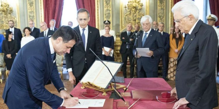 Il giuramento di Giuseppe Conte (LaPresse)