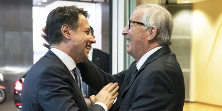 Giuseppe conte con l'ex presidente della Commissione Ue, Jean-Claude Juncker (Lapresse)