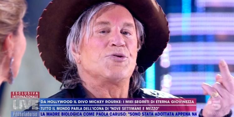 Mickey Rourke, dito medio per Donald Trump