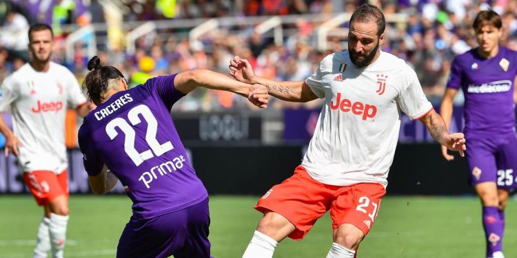 Higuain e Caceres, Fiorentina Juventus