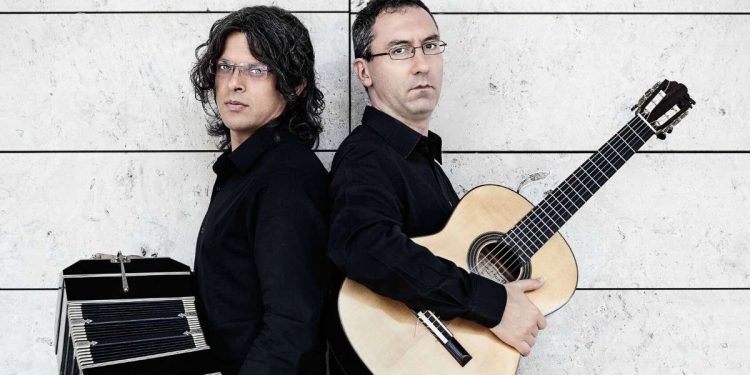 Cesare Chiacchiaretta al bandoneon e Giampaolo Bandini alla chitarra