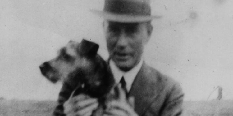 Il biologo Frederick Griffith (1879-1941) con il suo cane (foto Wikipedia)