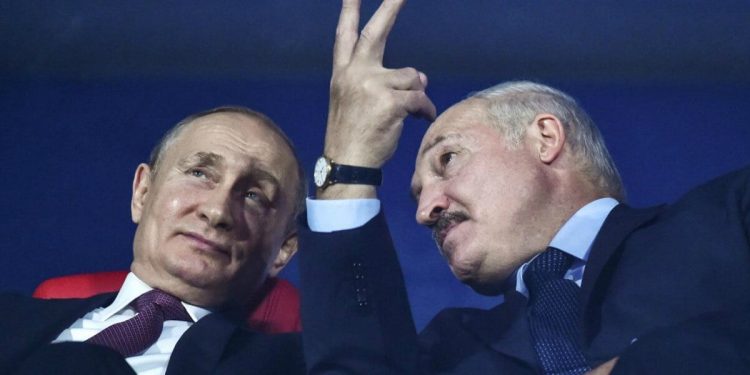 Il presidente russo Vladimir Putin con il presidente bielorusso Alexander Lukashenko (LaPresse)