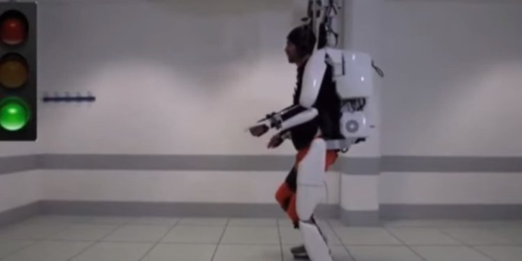 Uomo paraplegico cammina con esoscheletro (foto da YouTube)